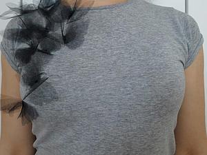 «Бабочки на твоем плече»: превращение обычной футболки в дизайнерскую вещь | Ярмарка Мастеров - ручная работа, handmade