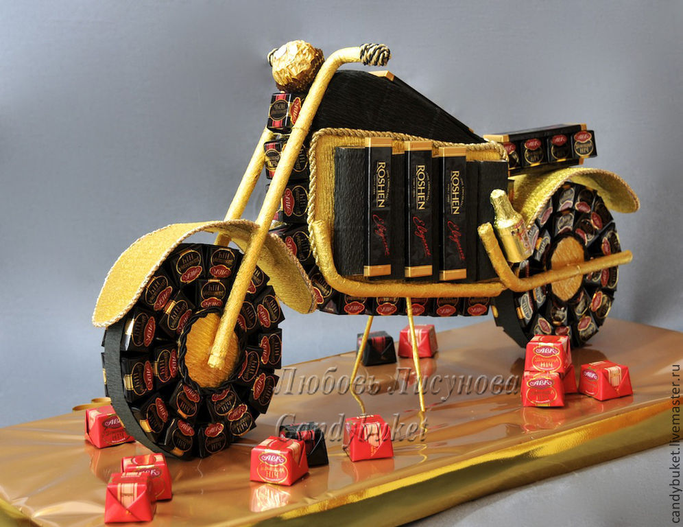 мотоцикл из конфет 
