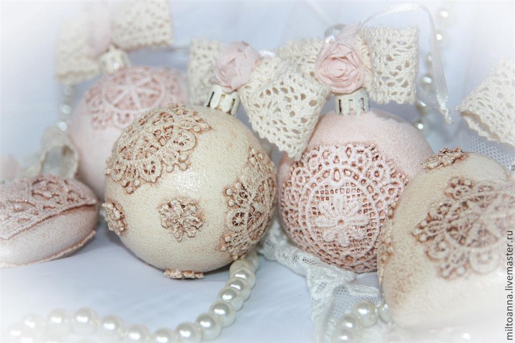 Елочные игрушки из кружева