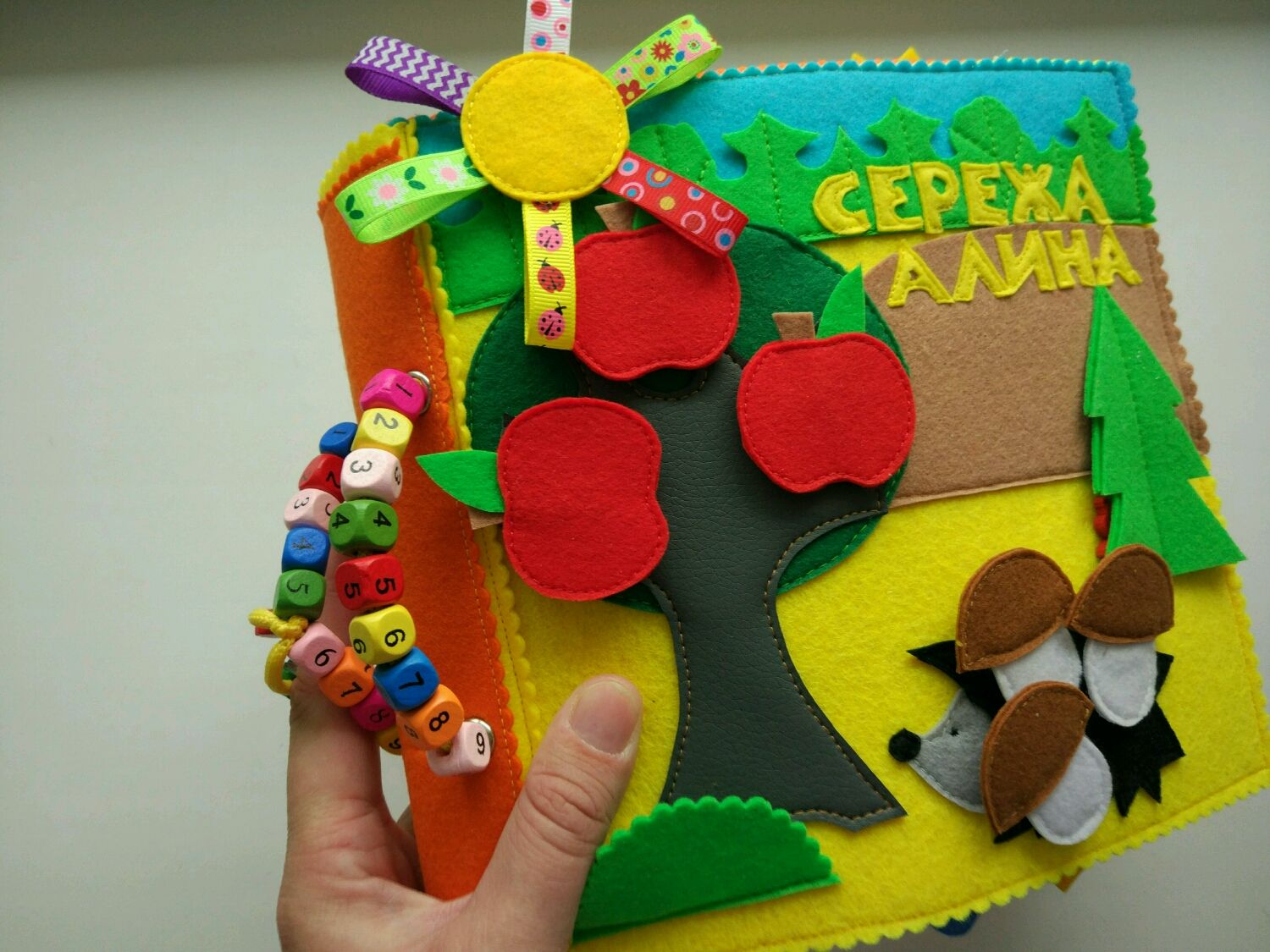Фетровая книжка-развивалка своими руками 25