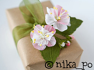 Лилии из гофрированной бумаги: сладкий подарок для самых любимых