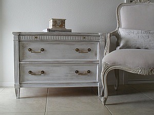 Лакированную мебель перекрасить в белый цвет