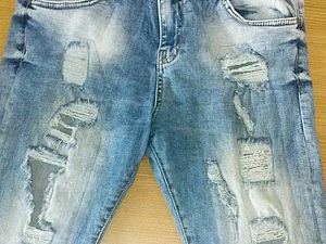 Как сделать ДЫРКИ на джинсах. Пошаговая инструкция создания модного тренда