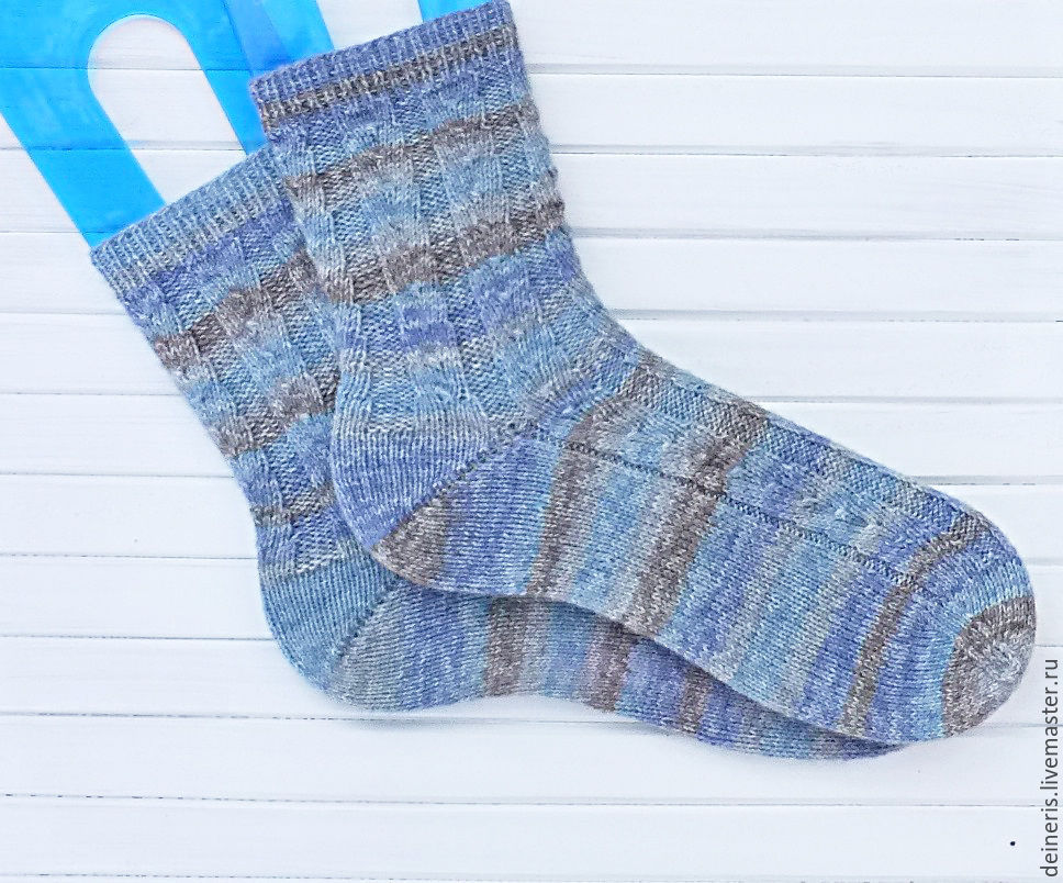 Серые вязаные носки