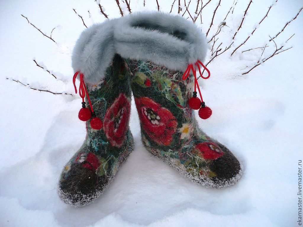 Валенки весной. Валенки женские. Зимние валенки. Валенки на снегу. Валяные сапоги женские.