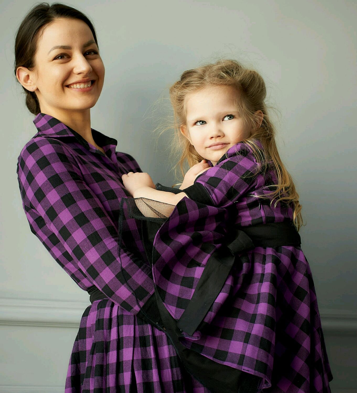 The sisters family look. Фэмили лук клетчатые рубашки. Платья Фэмили лук. Фэмили лук в клеточку. Осенний Фэмили лук.