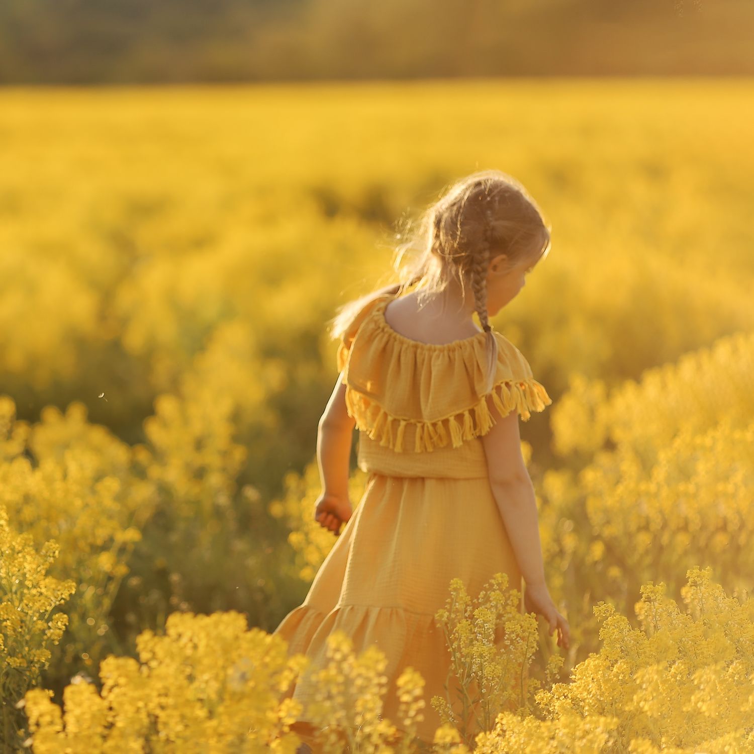 Ребенок в желтых цветах