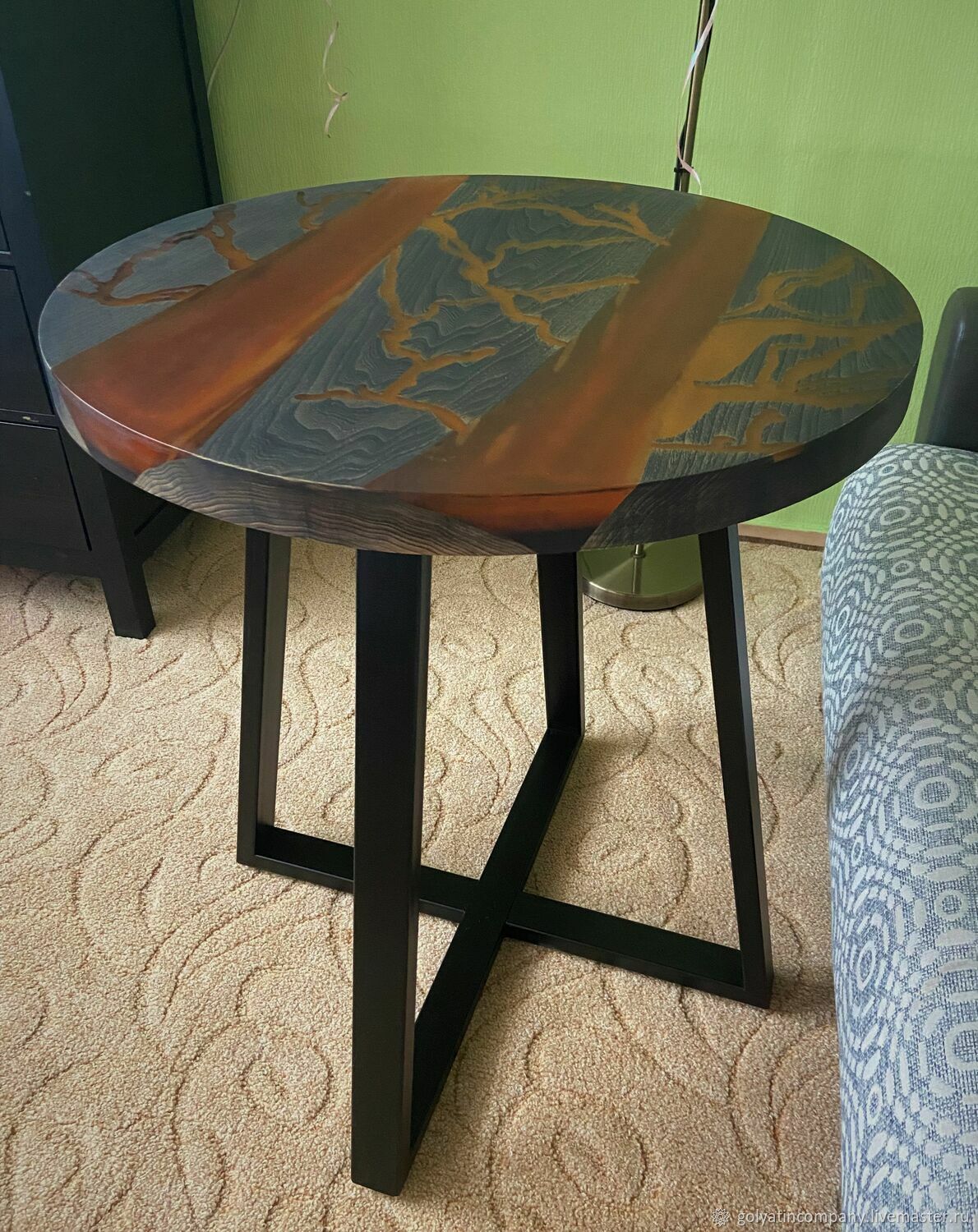Круглый стол со смолой