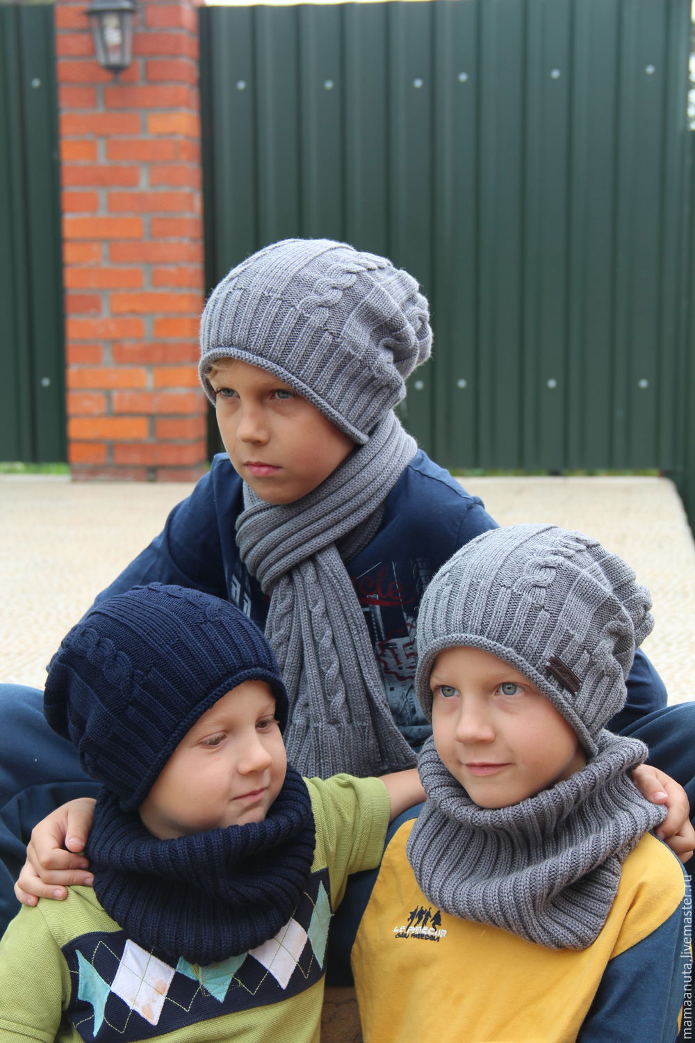 Модные вязаные шапки для мальчиков