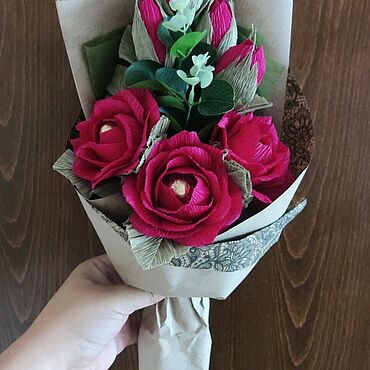 Букет из конфет розы из гофрированной бумаги – купить на Ярмарке Мастеров