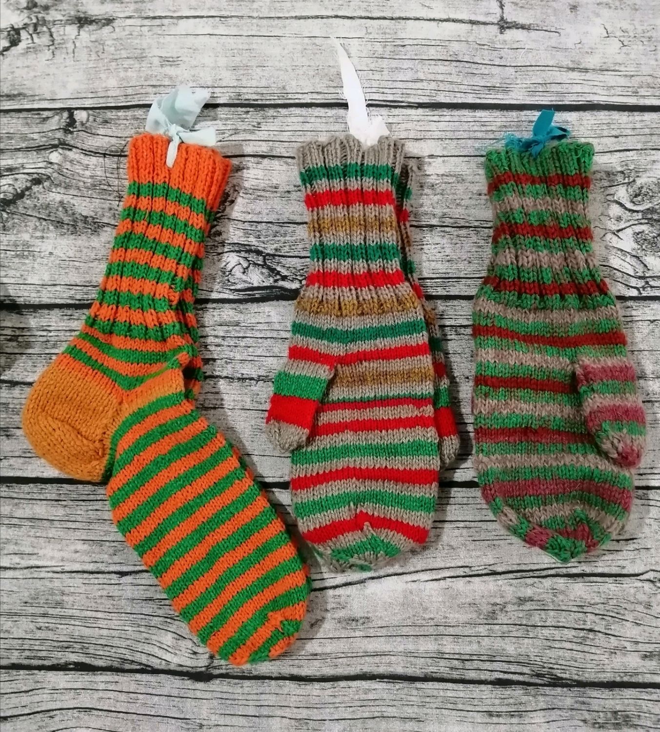 вязанные бабушкой варежки. бабушка связала варежки. руки бабушки вязание. варежки спицами. вязаные вещи бабушка.