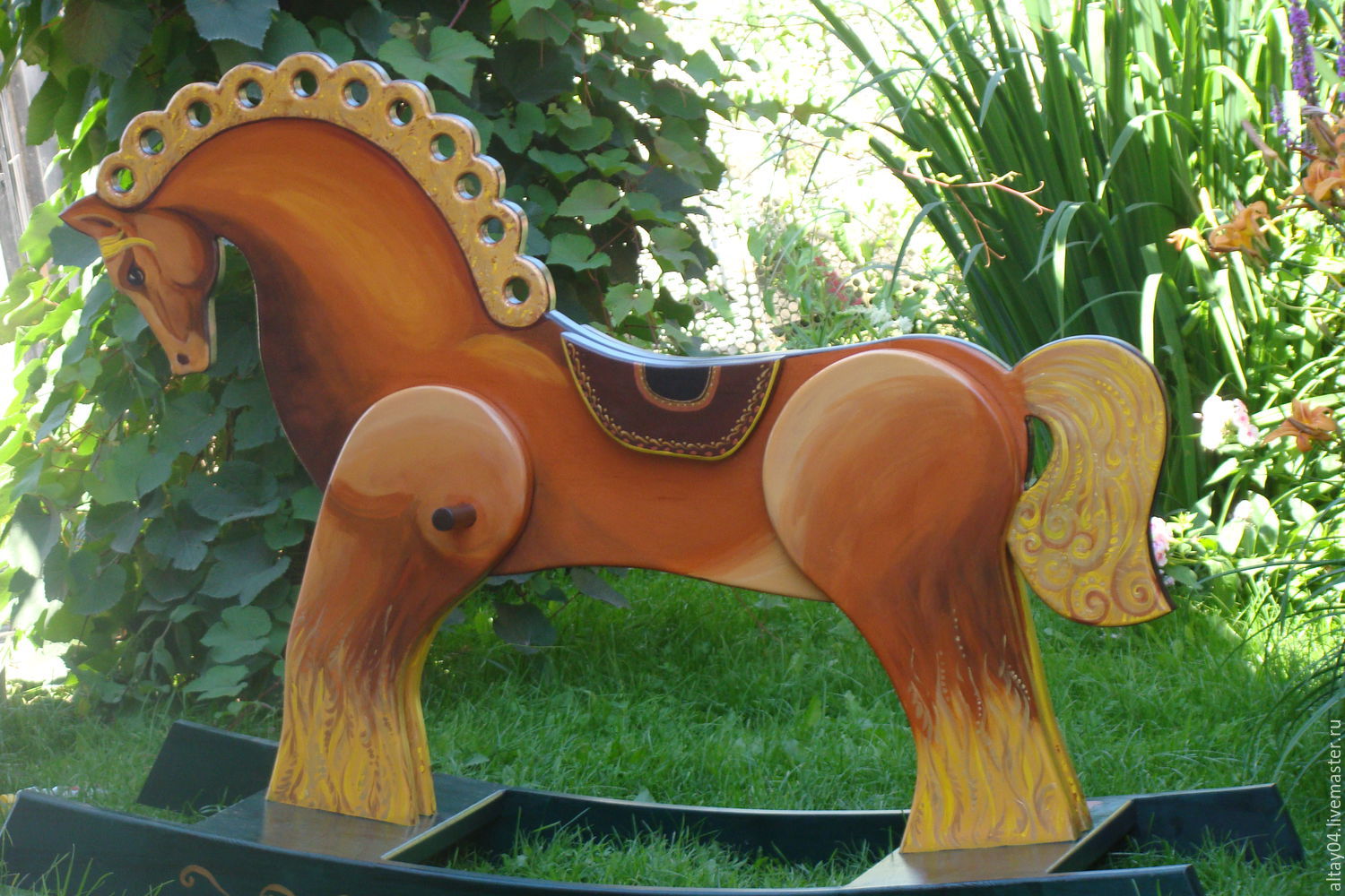 Делаем коники. Деревянная лошадка. Конь-качалка деревянный. Деревянная лошадка на даче. Качалка детская лошадка.