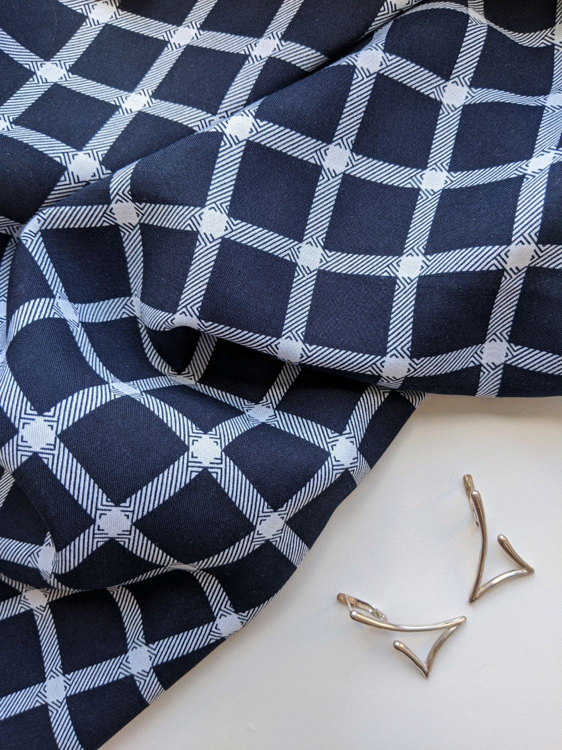 Вискоза клетка. Костюмная вискоза в клетку. Костюмная ткань в клетку. Серая клетка ткань. Вискоза стрейч ткань.