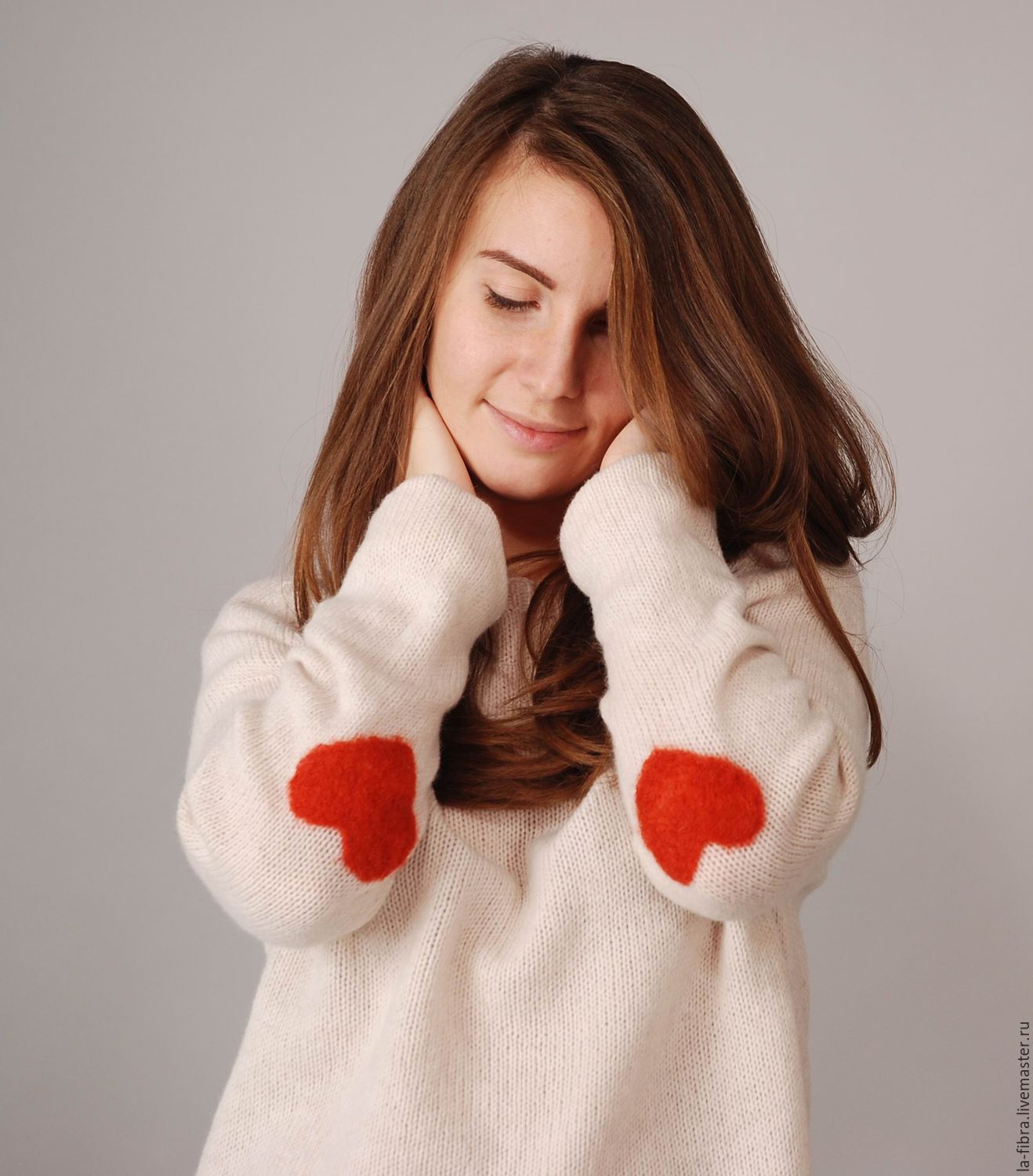 Белый свитер с сердечками