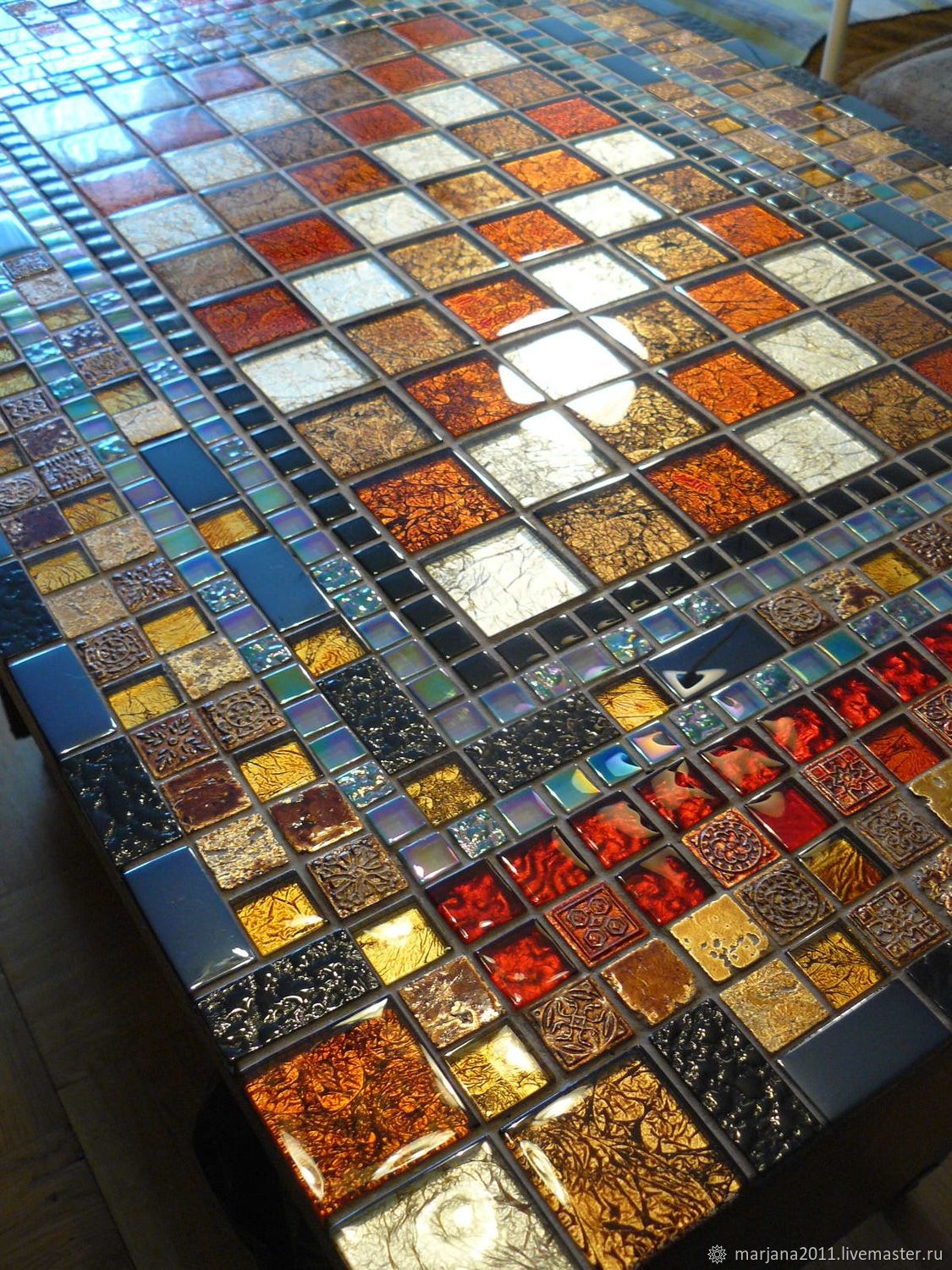 Декор стола мозаичной плиткой