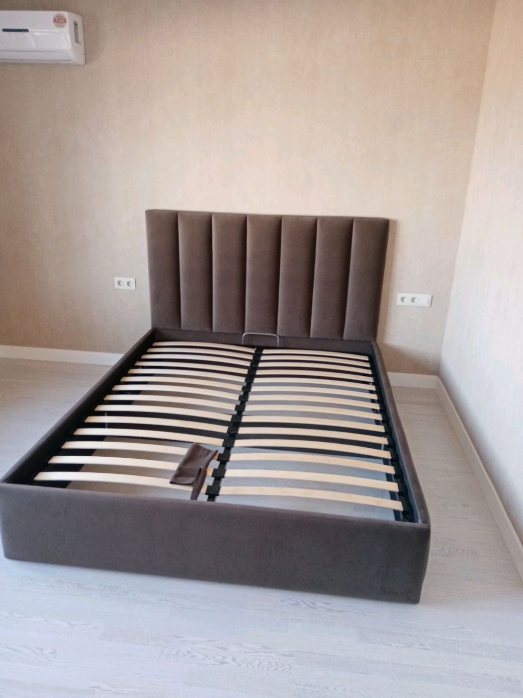 Кровать с вертикальной стяжкой