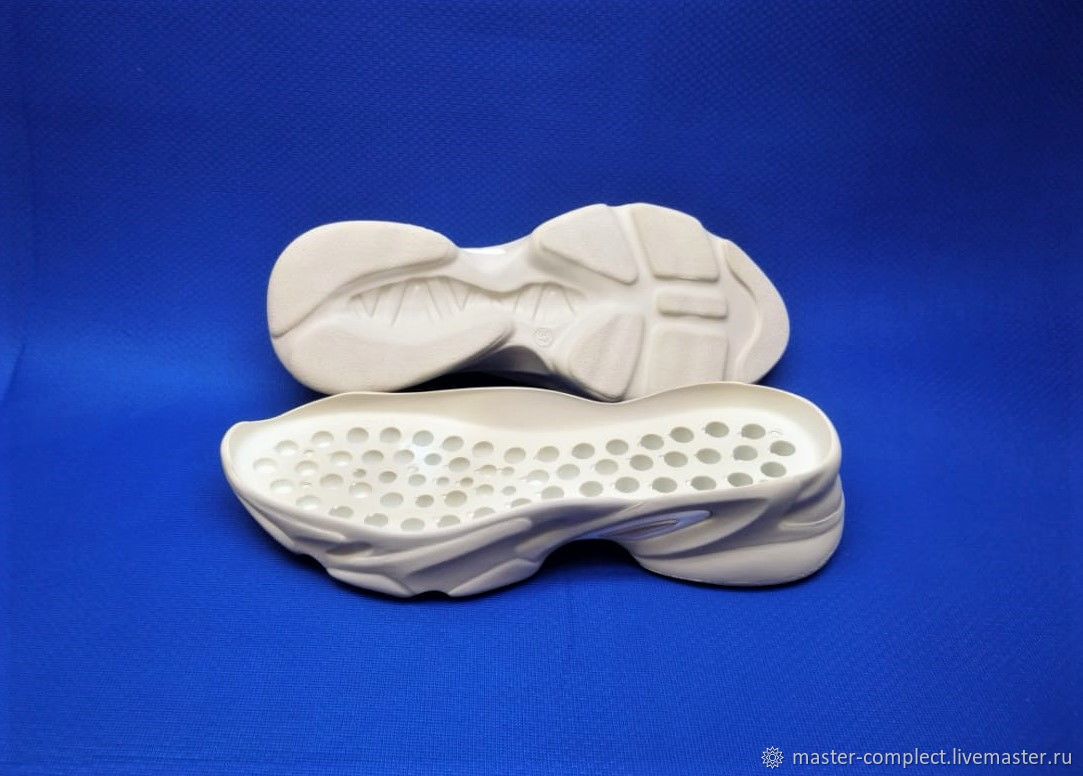 Shoe sole. Туфли с подошвой кроссовок.