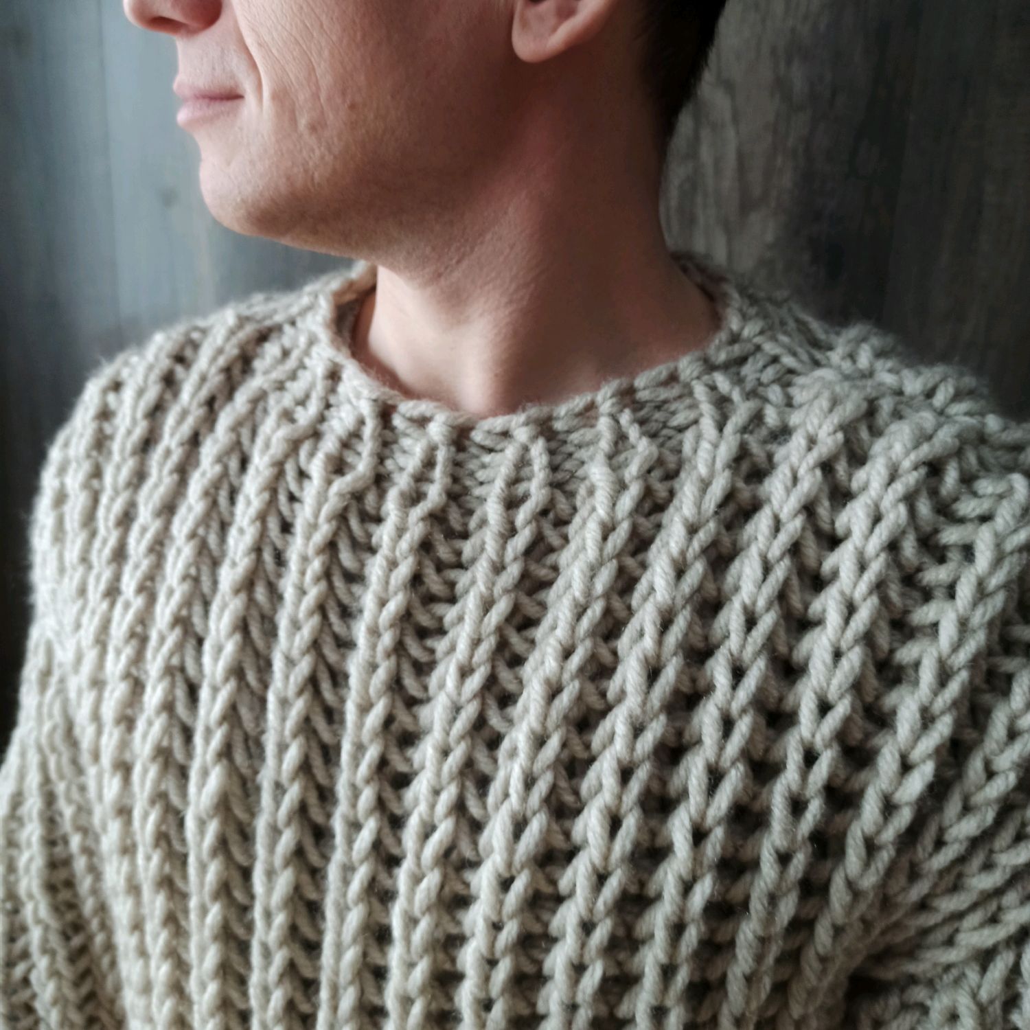 Модный вязаный свитер крупной вязки ручной работы