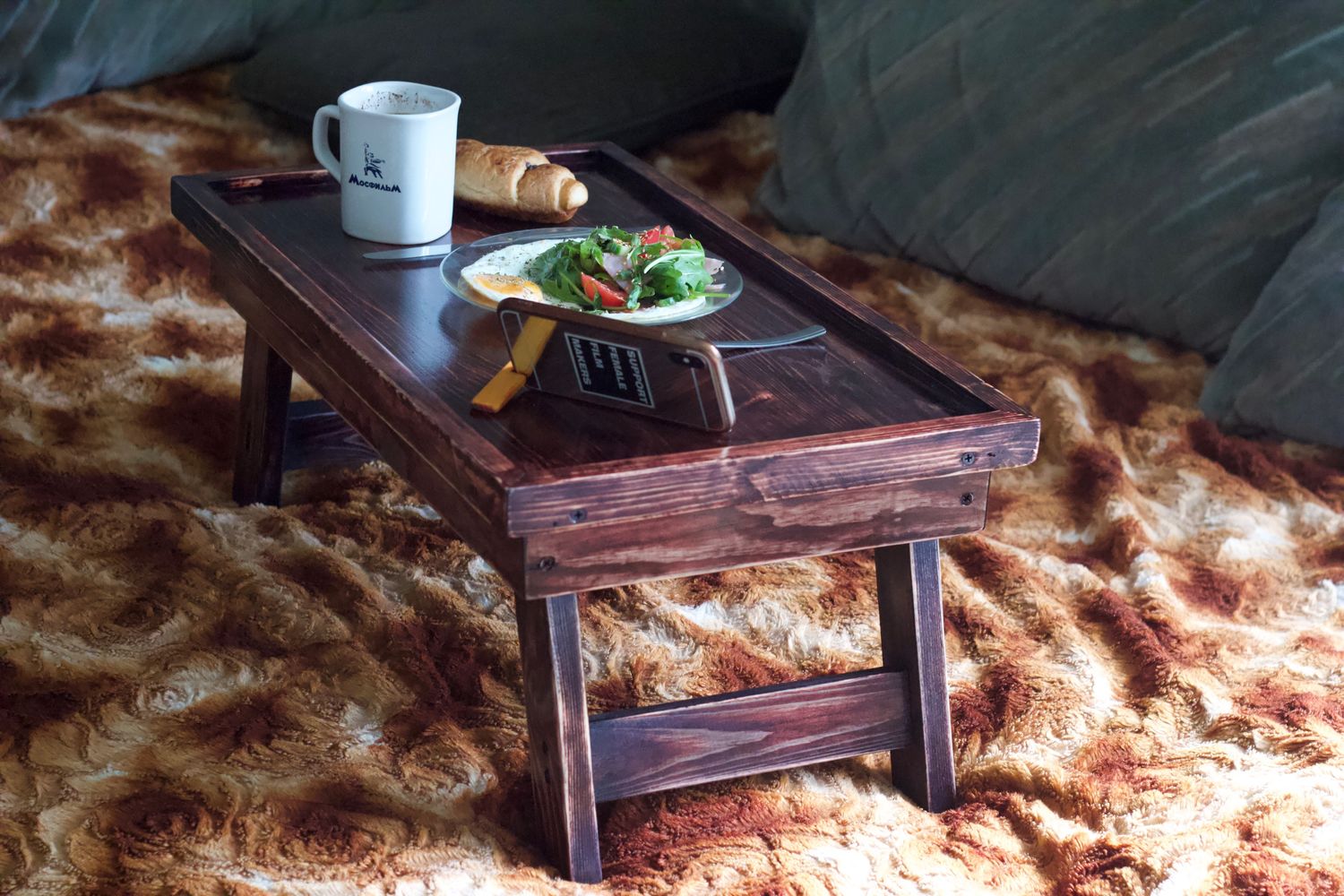деревянный столик для завтрака в постель