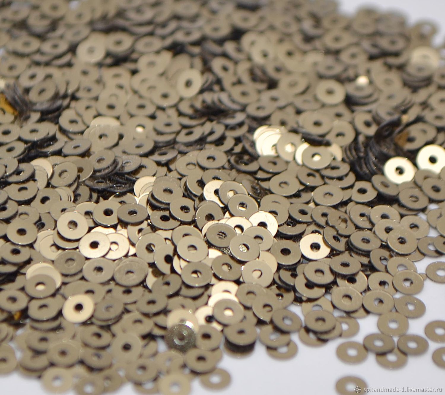 Пайетки желтые плоские. Пайетки плоские 4 мм цвет m30. Пайетки 3мм белый (3гр. Бусины биконусы хрустальные 4мм, цвет chrysolite ab 2x. Пайетки плоские 4 мм.