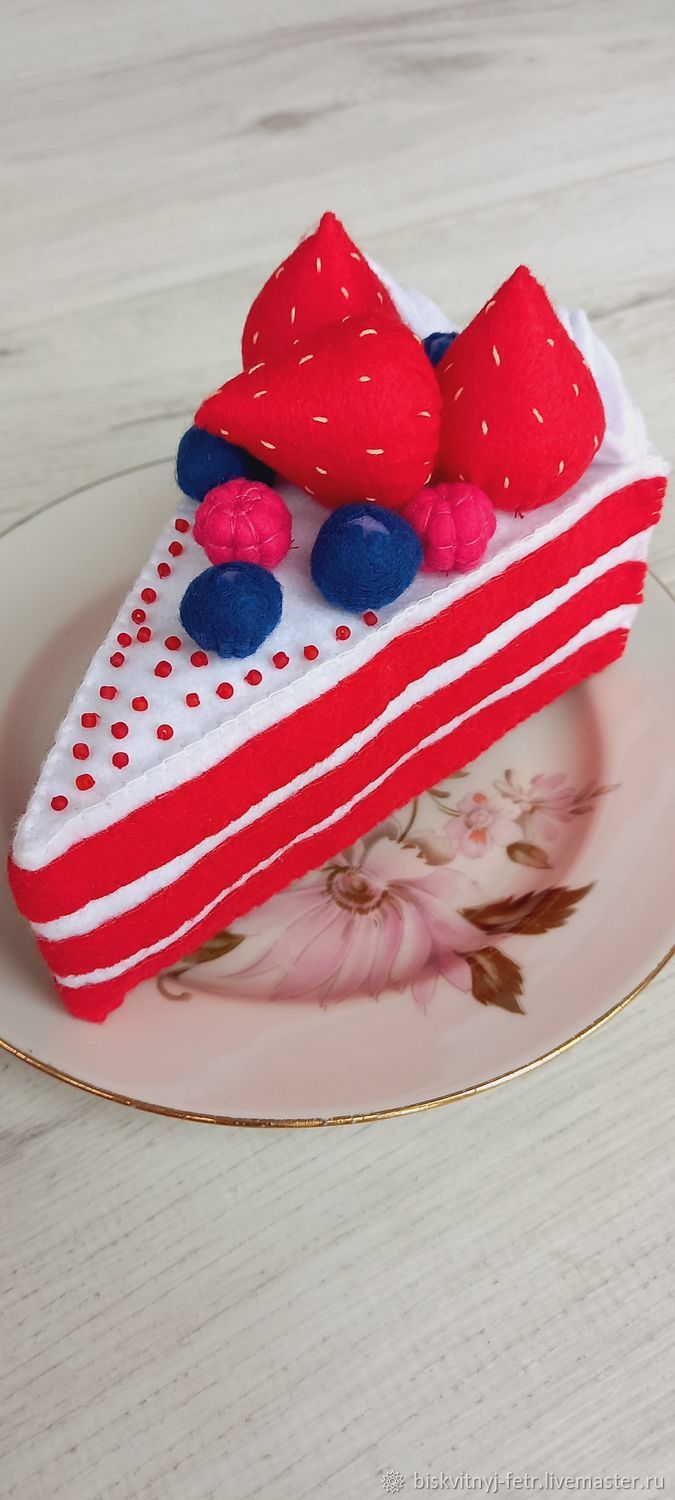 Кусочек торта из фетра "Красный бархат" в интернет-магазине Ярмарка Мастеров по цене 467.5 ₽ – OSIU2RU