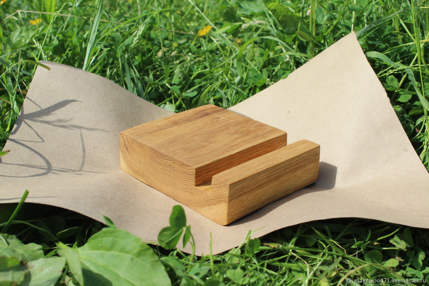 Make wood. Подставка деревянная. Подставка для телефона дерево. Подставка для телефона из дуба. Телефон из дерева.