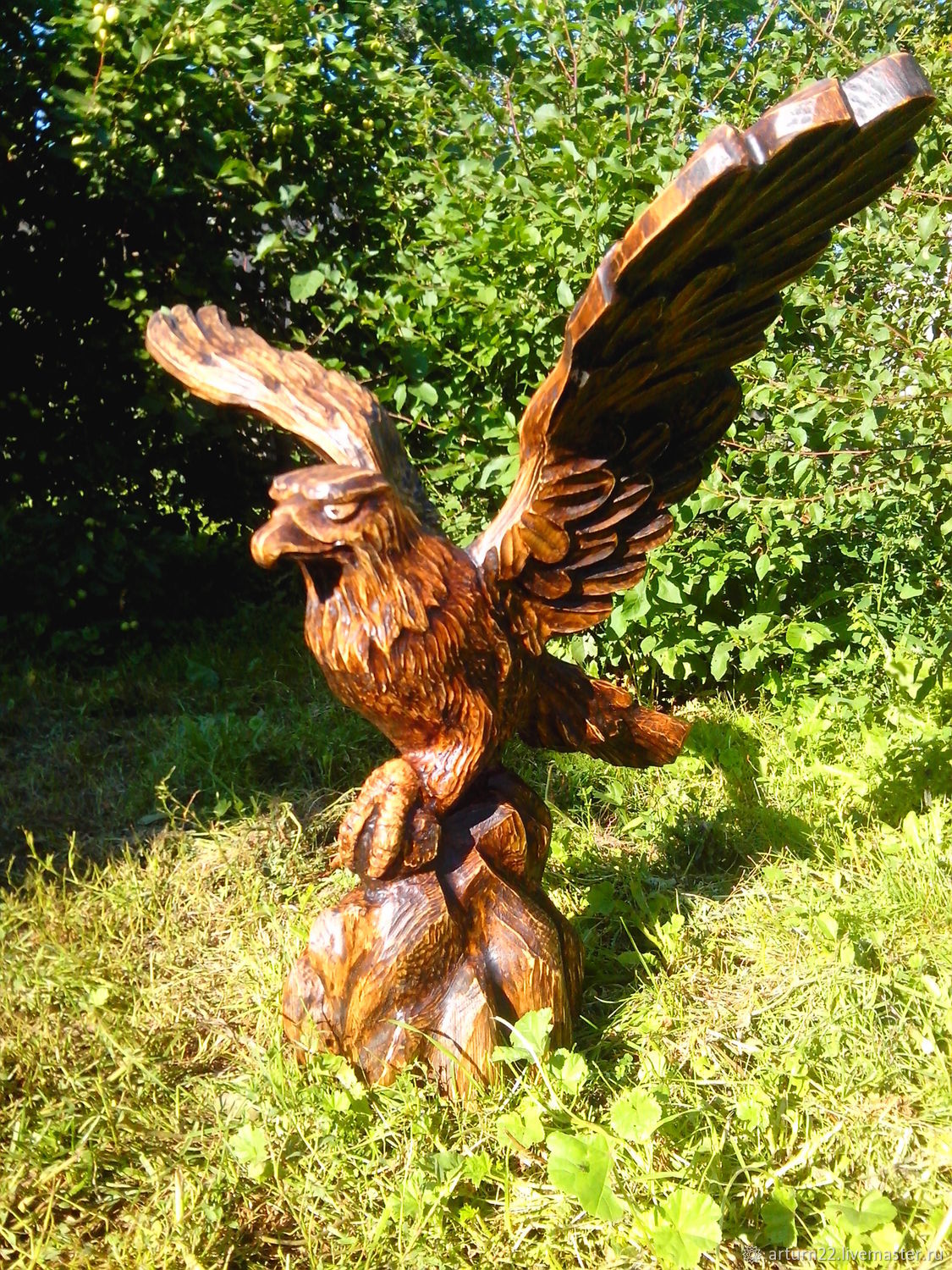 Ручной орел купить. Деревянная скульптура орла. Орел деревянный резной. Скульптура орла из дерева. Резьба по дереву Орел.