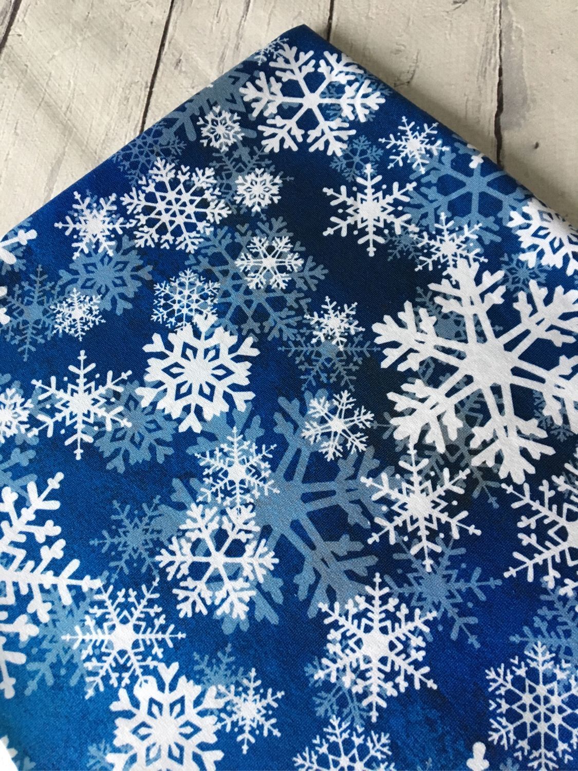 Ткань со снежинками