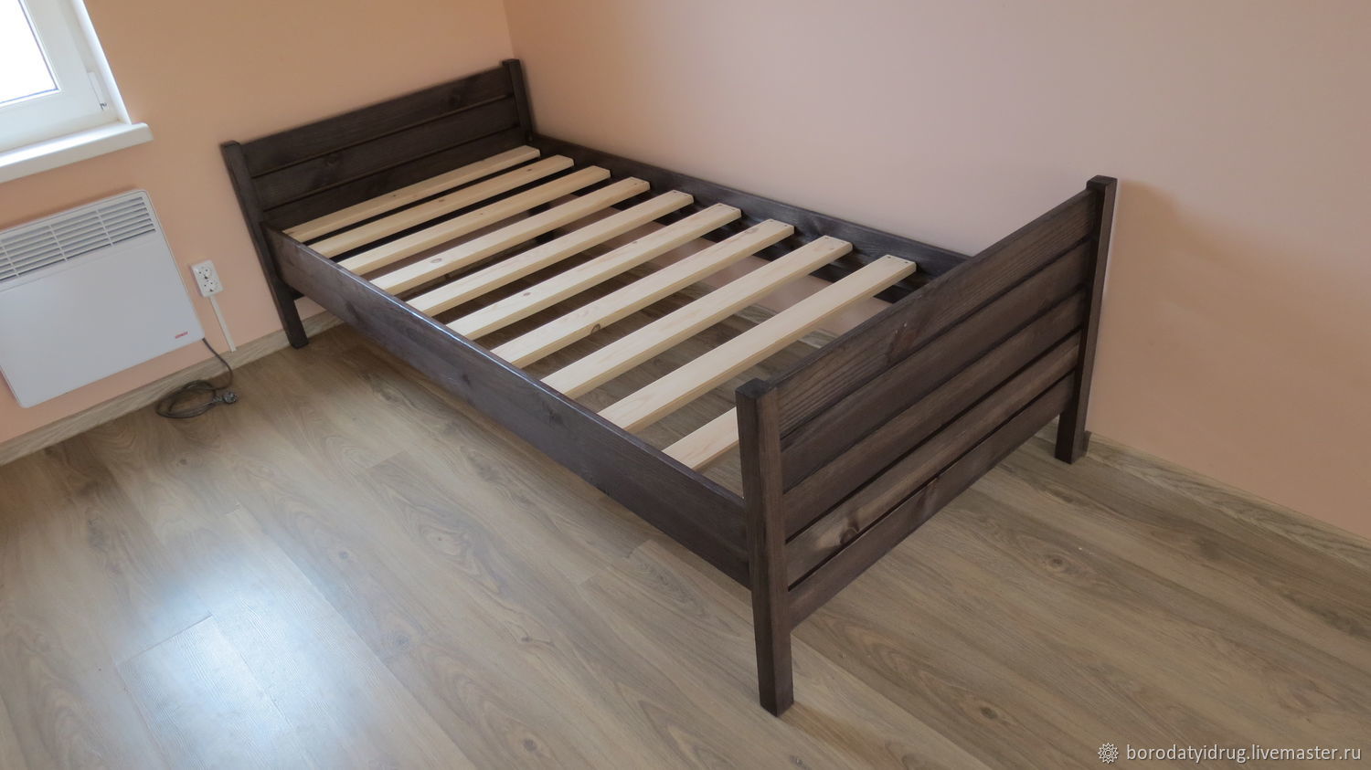 кровать с деревянными ламелями скрипит