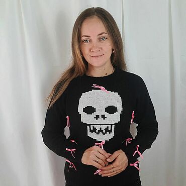 Одежда женская ручной работы. Ярмарка Мастеров - ручная работа Свитеры: Вязаный черный свитер с ручной вышивкой милый череп. Handmade.
