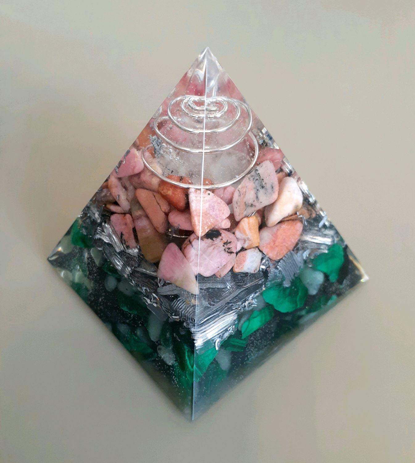 Пирамида из оргонита с родонитом и малахитом в интернет-магазине на Ярмарке...