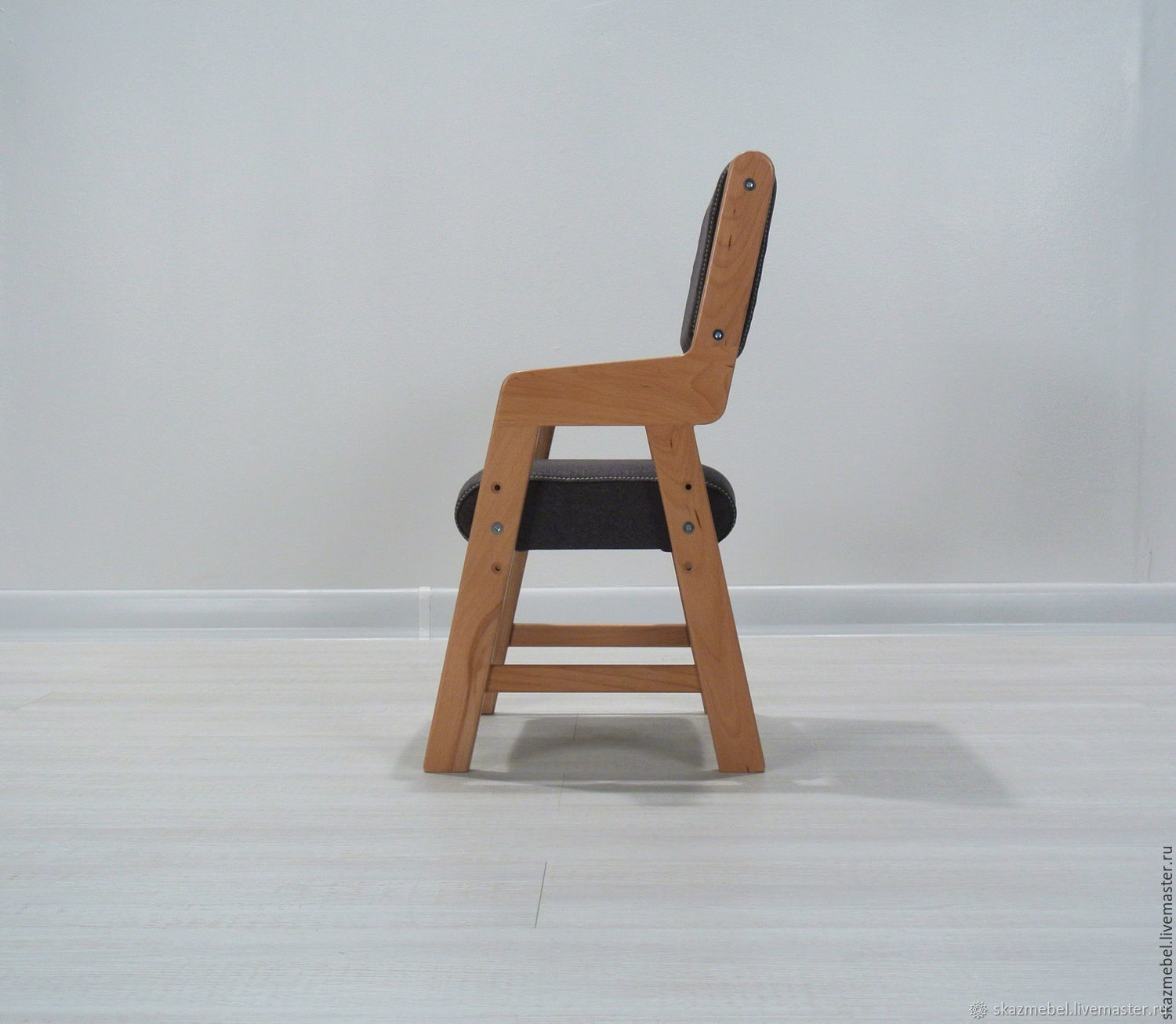стул для ребенка с подлокотниками