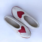 Обувь ручной работы handmade. Livemaster - original item White felted Slippers Hearts. Handmade.