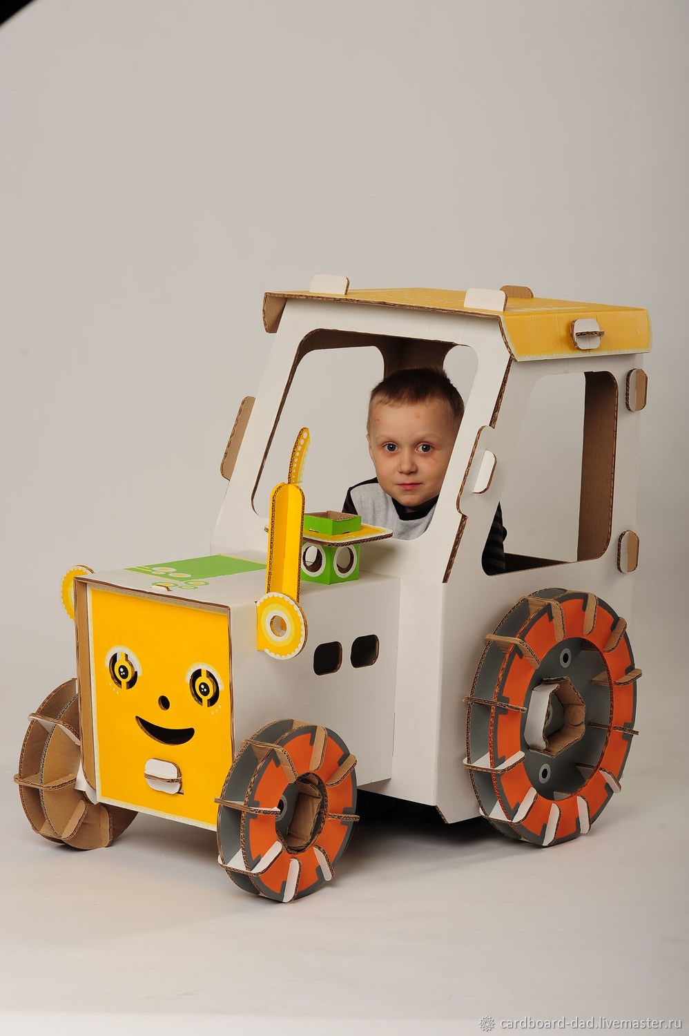 Трактор из картона своими руками. Трактор из гофрокартона. Трактор из картона. Трактор из картона. Макет трактора из картона.
