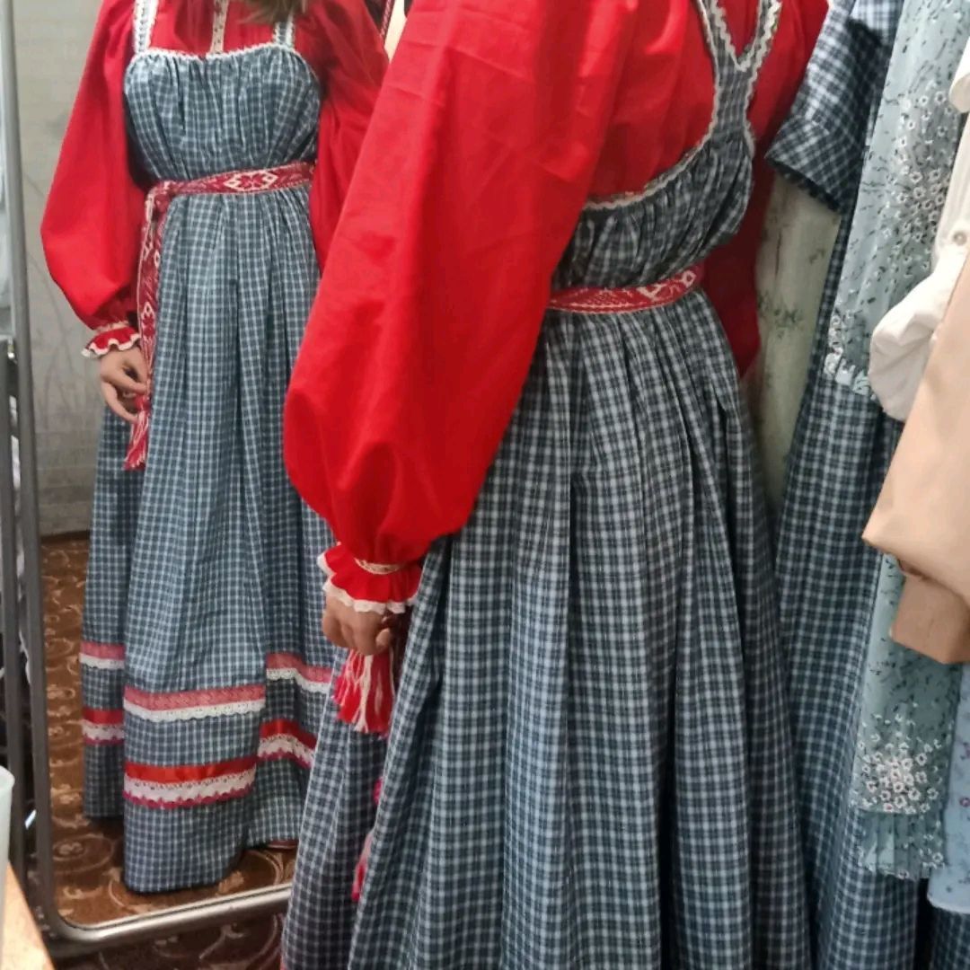 Русский костюм красный