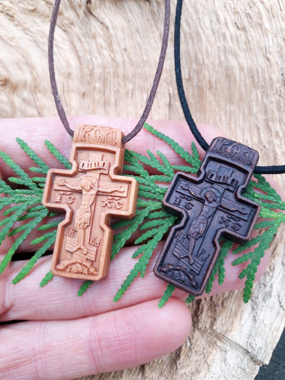Православные нательные деревянные. Деревянный крестик нательный. Крест резной. Резные нательные крестики. Нательный крестик из дерева.
