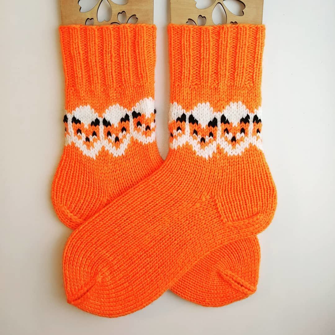 Носочки связать детям. Вязаные носки. Оранжевые вязаные носки. Оригинальные вязаные носки. Оригинальные носки спицами.