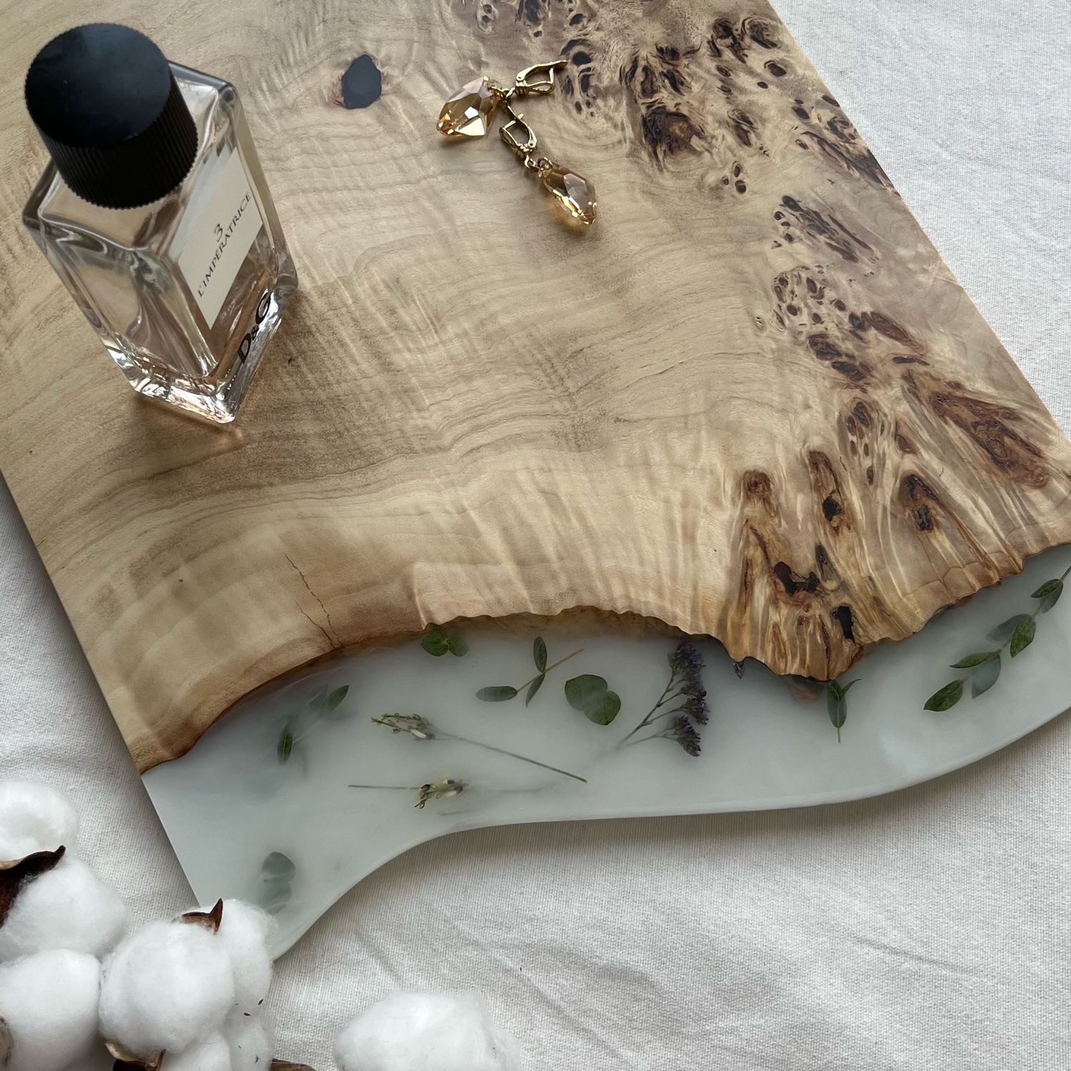 Поднос на 8 марта из эпоксидной смолы, массива кап. тополя и цветов в ...