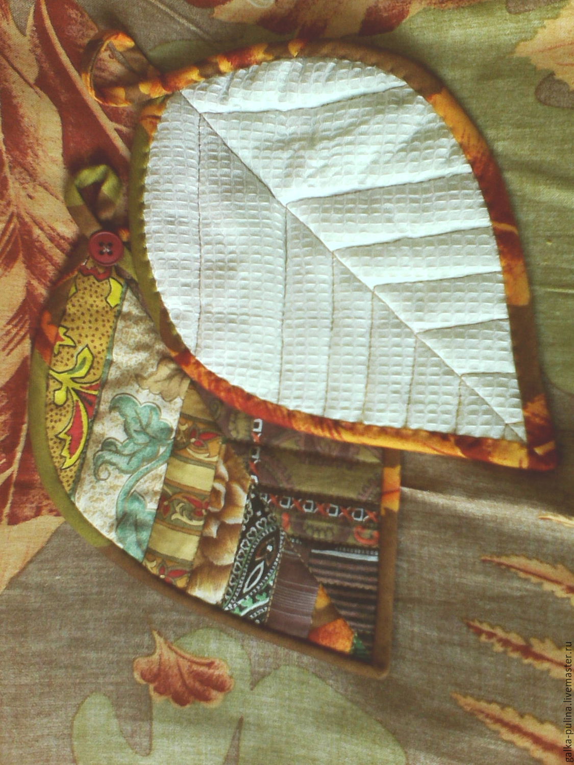 Прихватка лист. Лоскутные прихватки. Лоскутная прихватка листики. Пэчворк прихватка желуди. Прихватка лист.