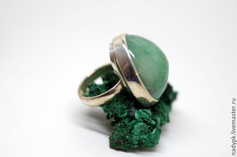 Зеленое серебро цвет. Кольцо с бериллом. Берилл украшения. Серебряное кольцо с изумрудом. Берилл в серебре.