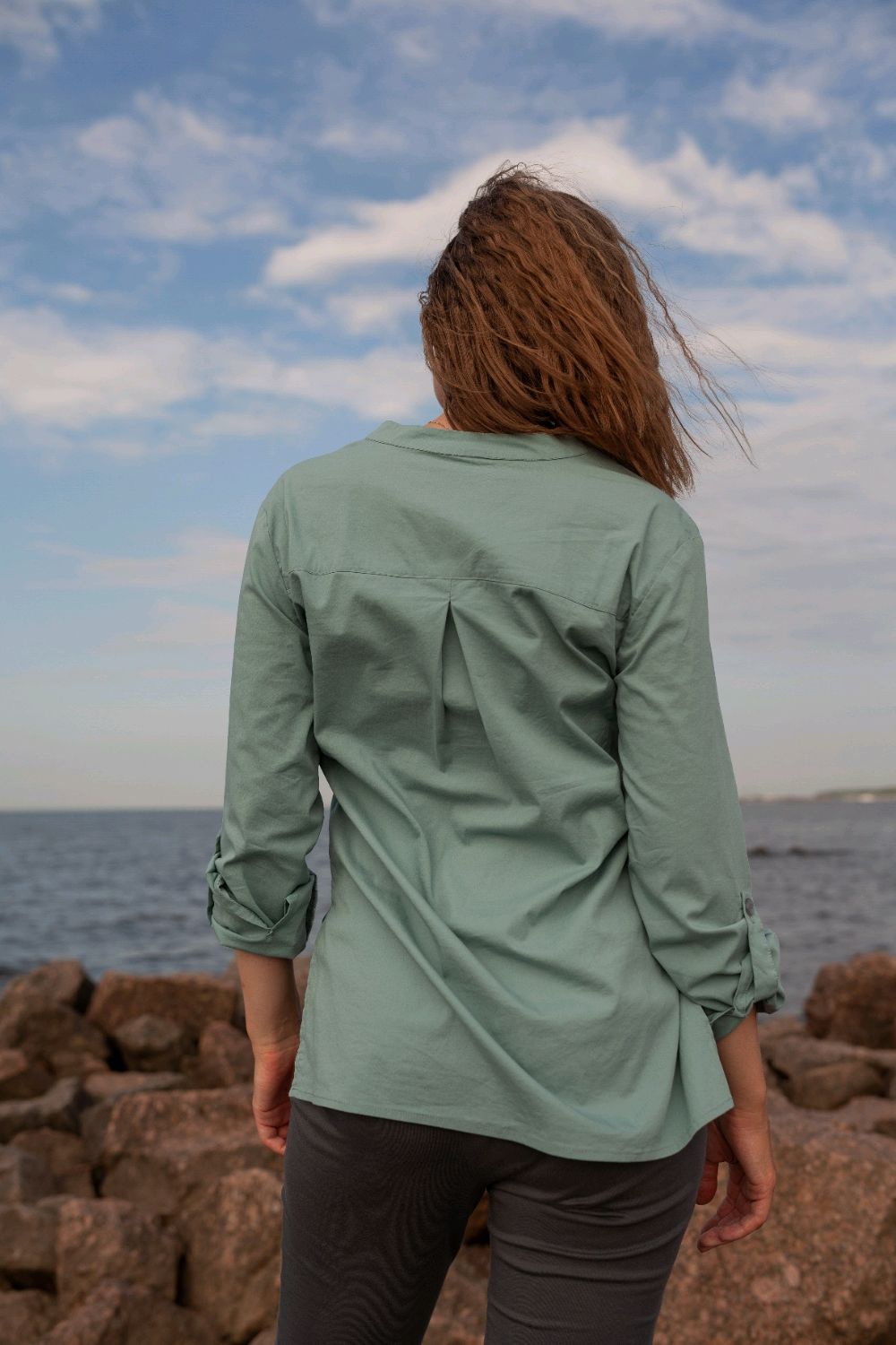 Рубашка женская хлопковая оливкового цвета в интернет-магазине ЯрмаркаМастеров по цене 600 ₽ – L29OIRU