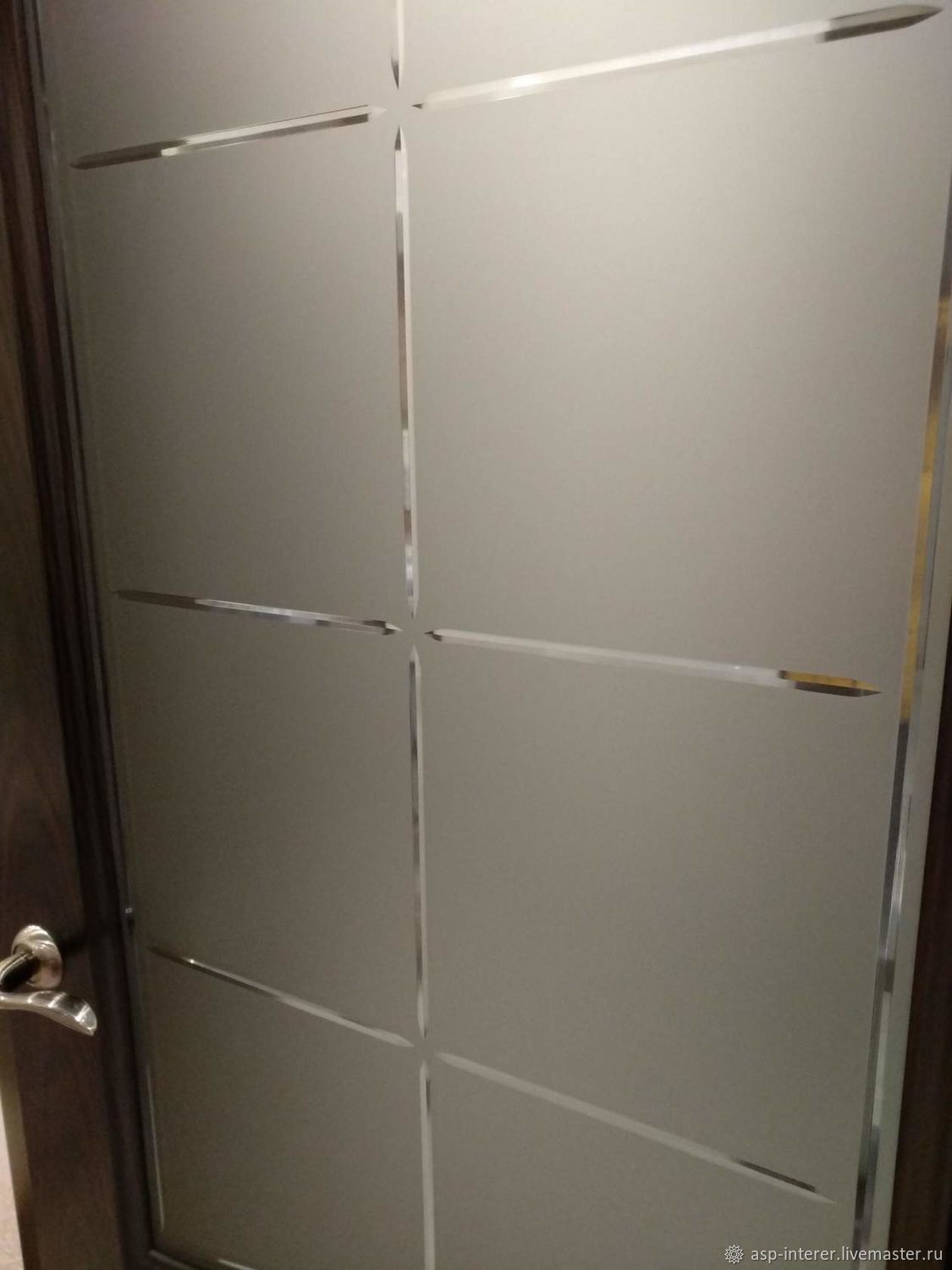 шкаф из матового стекла в ванную