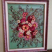 Дубовая шкатулка украшена сухоцветами в ювелирной смоле