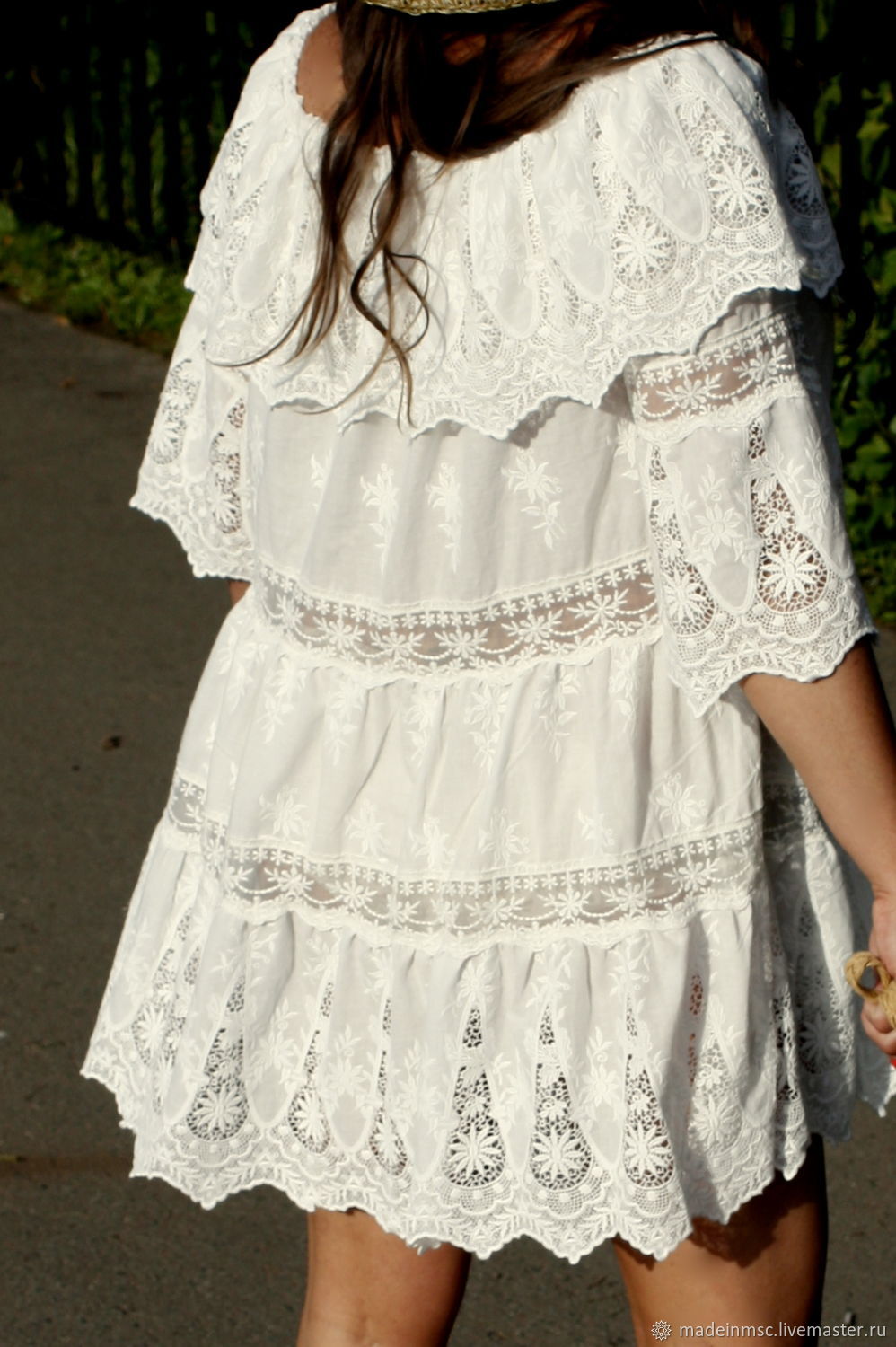 Белое летнее платье с кружевом