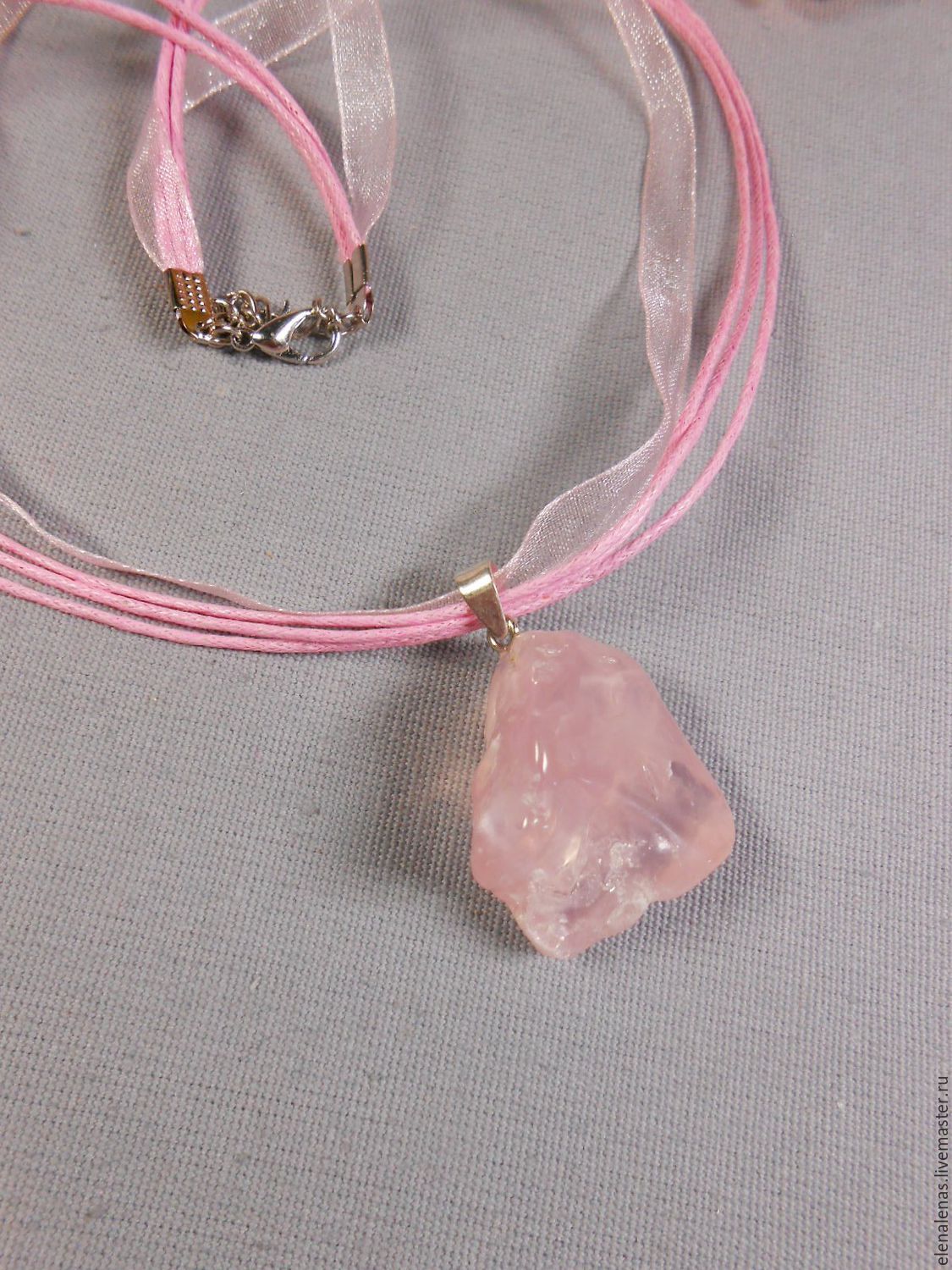 Розовый кварц подвеска. Розовыкарозовый кварц кулон-820. Кулон Кристалл розовый кварц. Кулон с розовым кварцем. Подвески из розового кварца.