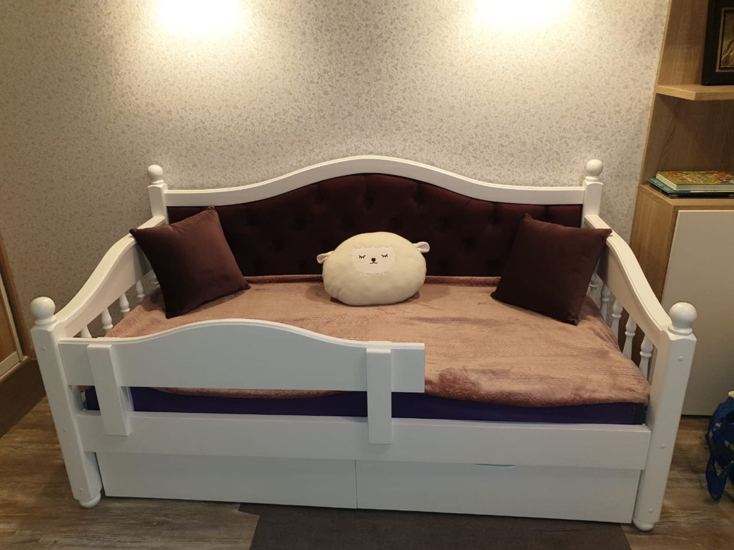 Детская диван кровать от года. Детская кровать тахта Уппсала. Тахта кровать Уппсала с мягкой спинкой. Кровать софа детская с бортиками. Бортики для кровати.