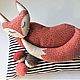 Сказочная рыжая лисичка сладко спит на  своей полосатой подушке подушке . Она будет хорошей помощницей  при укладывании ребенка в кроватку.