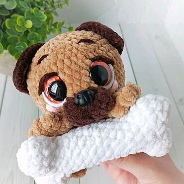 Куклы и игрушки ручной работы. Ярмарка Мастеров - ручная работа Вязаная игрушка собачка мопс с косточкой хватайка. Handmade.