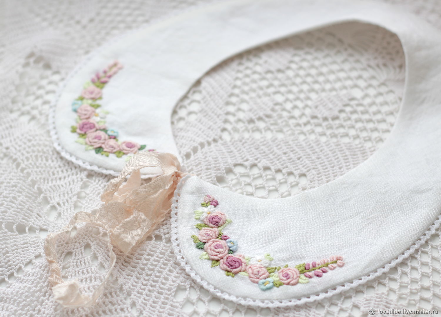 Вышить воротничок. Вышивка на воротнике платья. Вышитые воротнички. Детский воротничок с вышивкой. Вышитые воротнички для кукол.