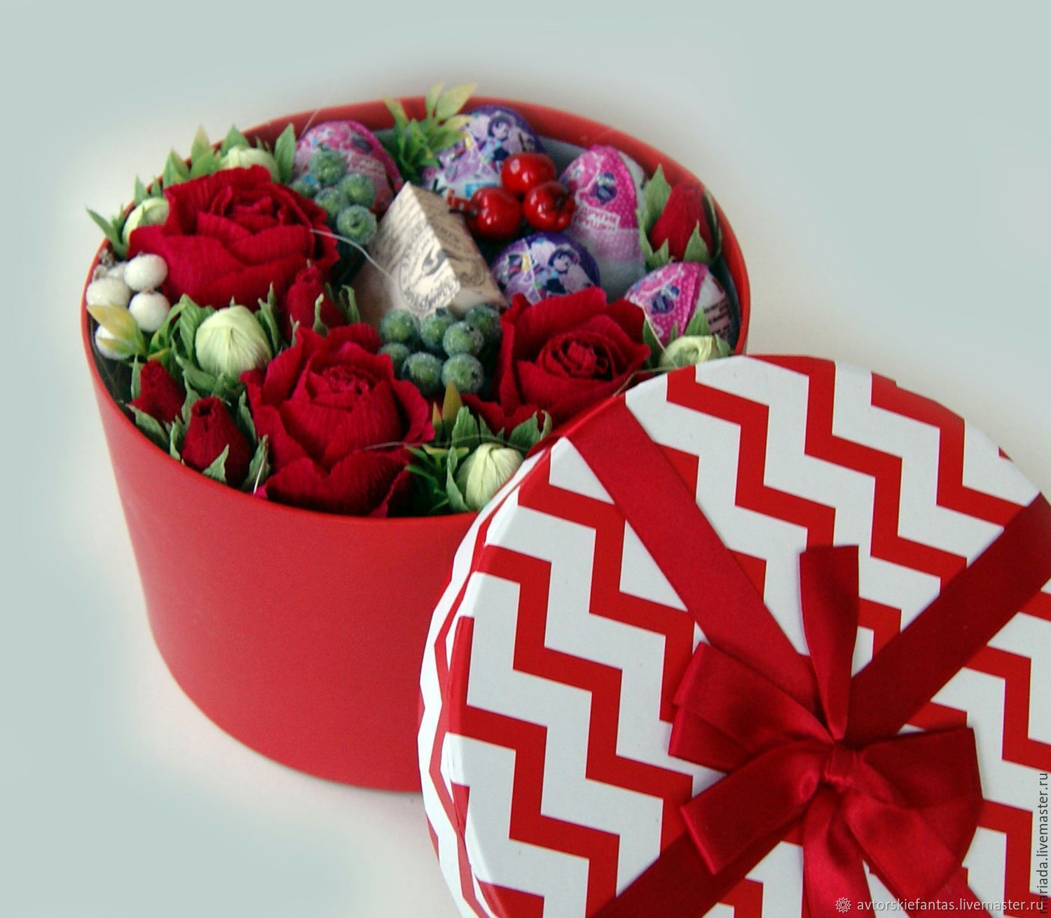 Коробки с цветами и конфетами